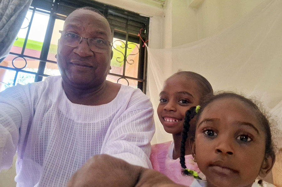 من عامل إغاثة إلى لاجئ، ثم العودة إلى السودان