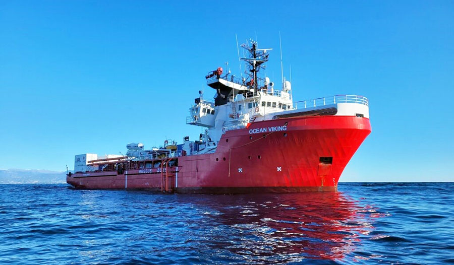 خفر السواحل الليبي يهاجم سفينة إنقاذ تحمل لاجئين سودانيين