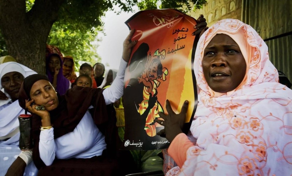 حرب السودان تُنعش العادات الضارة: ``ختان الإناث`` انتهاك ذوي القربى وغياب القانون