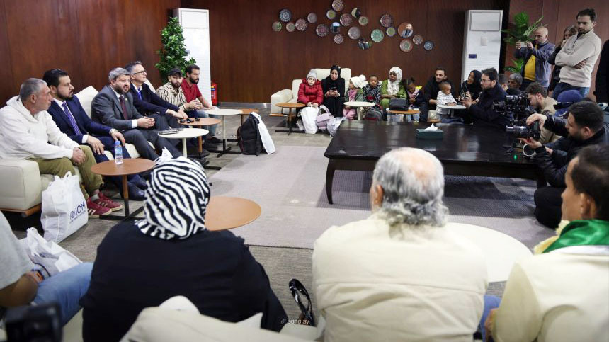 عودة 32 سورياً من السودان ضمن خطة إجلاء حكومية