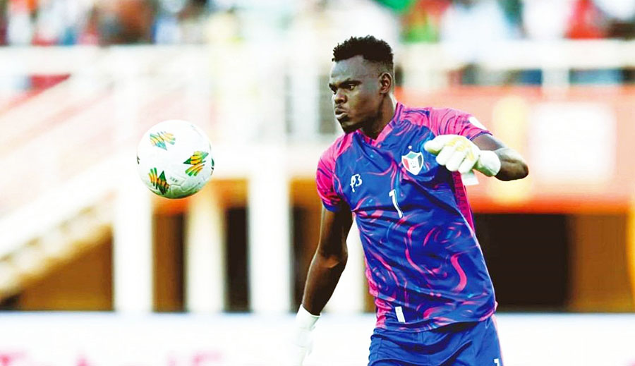 حارس المنتخب السوداني يصلي لأجل السلام