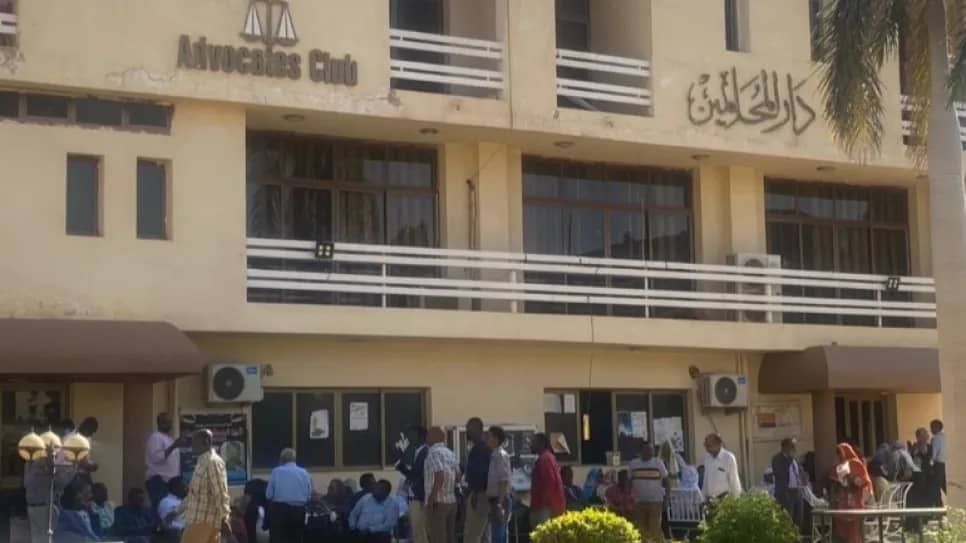 فصل 31 محامياً في السودان: قرار مثير للجدل يعمّق أزمة استقلال القضاء ومهنة المحاماة