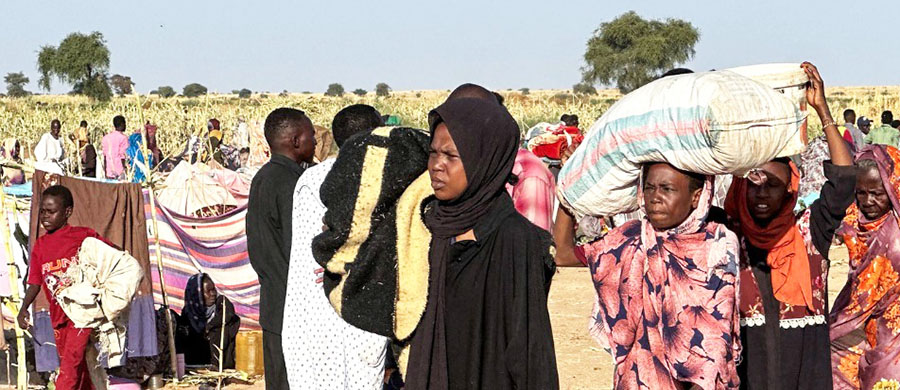 العنف مستمر في تهديد المدنيين ودفع الآلاف إلى النزوح